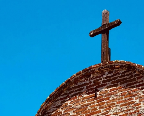 Église et croix - Photo par James Lee (unsplash.com)