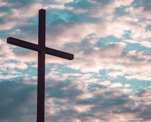 Croix et ciel - Photo par Aaron Burden (unsplash.com)