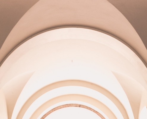 Monastère et horloge - Photo par Marten Bjork (unsplash.com)