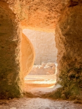 Tombeau vide, pierre roulée par Pisit Heng (unsplash.com)