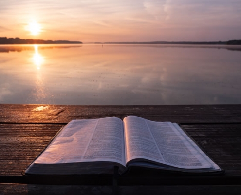 Bible et lumière par Aaron Burden (unsplash.com)