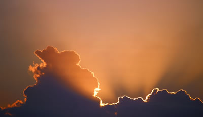 Lumière et nuages par Marcus Dallcol (unsplash.com)