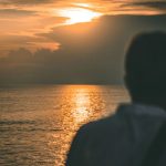 Personne et soleil par Roland Denes (unsplash.com)