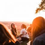 Rencontre de personnes dans la joie par Noah Benjamin (unsplash.com)