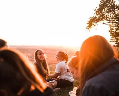 Rencontre de personnes dans la joie par Noah Benjamin (unsplash.com)