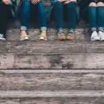 Jambes d'adolescents par Gaelle Marcel (unsplash.com)