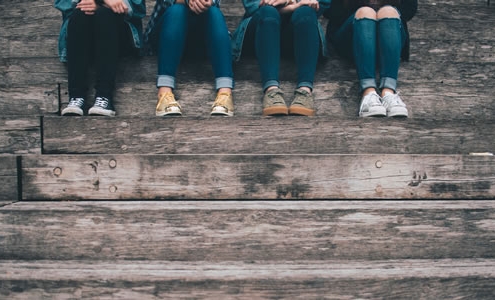 Jambes d'adolescents par Gaelle Marcel (unsplash.com)