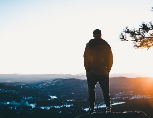 Homme, montagne, lumière par Jakob Owens (unsplash.com)