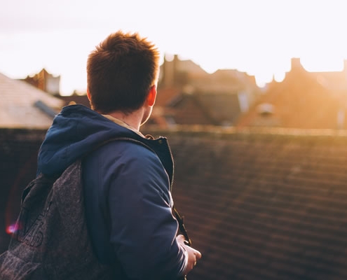 Jeune homme, lumière par Luke Porter (unsplash.com)
