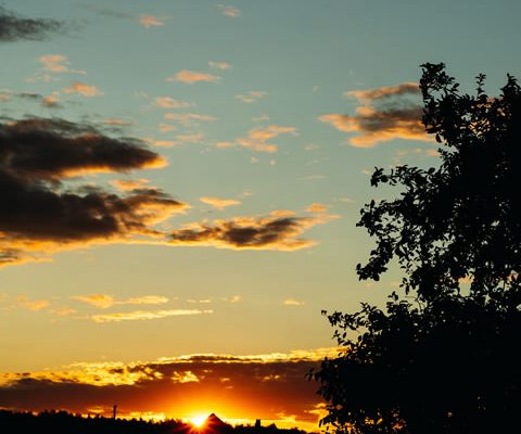 Soleil, crépuscule, noirceur par Irina Iriser (unsplash.com)