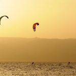 Vent, planche à voile par Juli Kosolapova (unsplash.com)