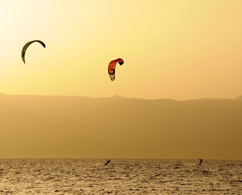 Vent, planche à voile par Juli Kosolapova (unsplash.com)