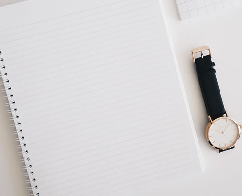 Cahier et montre par Stil (unsplash.com)