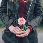 Femme et fleur de Ian Schneider (unsplash.com)