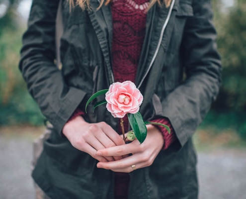 Femme et fleur de Ian Schneider (unsplash.com)