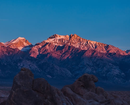 Montagne, roc sur fond de ciel bleu par Ash Edmonds (unsplash.com)