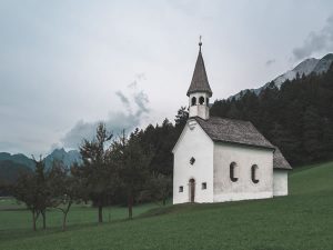 Petite église, ermitage par Robin Spielmann (unsplash.com)