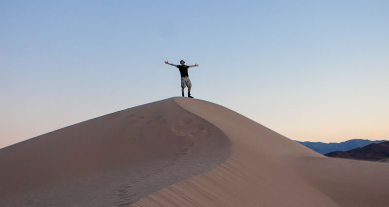 Homme dans le désert qui s'émerveille de Omar Prestwich (unsplash.com)