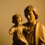 Saint Joseph et enfant Jésus de Josh Applegate (unsplash.com)