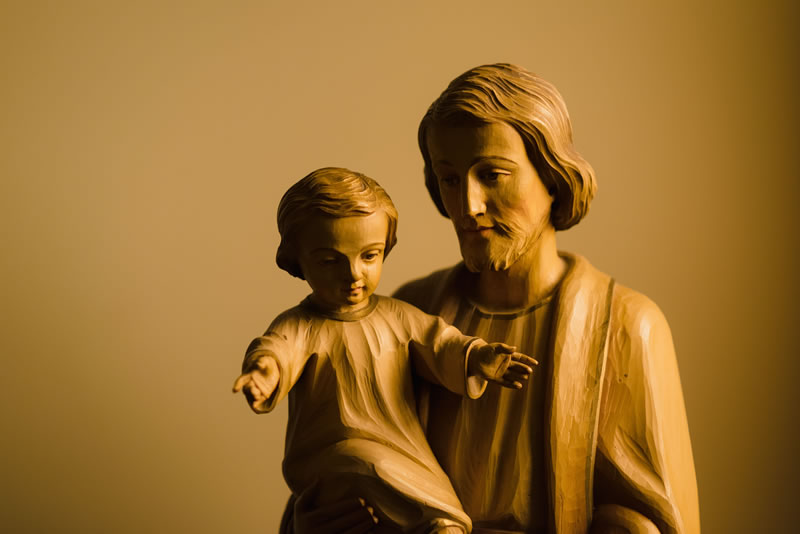 Saint Joseph et enfant Jésus de Josh Applegate (unsplash.com)