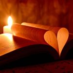 Lumière, Bible, Coeur par Andres Siimon (unsplash.com)