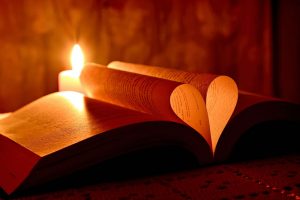 Lumière, Bible, Coeur par Andres Siimon (unsplash.com)