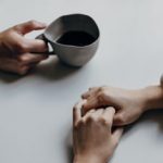 Mains, conversation de Priscilla Du Preez (unsplash.com)