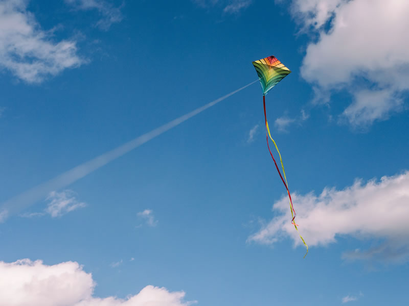 Cerf-volant au vent par Aaron Burden (unsplash.com)