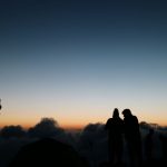 Deux personnes, crépuscule par Tom Cleary (unsplash.com)