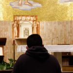 Homme qui prie dans une Église de Francesco Alberti (unsplash.com)