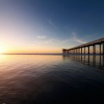 Quai, horizon, mer et soleil de Frank Mckenna (unsplash.com)