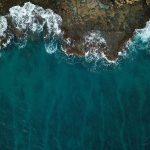 Vague sur sol pierreux par Michael Olsen (unsplash.com)