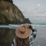 Jeune femme en contemplation par Karsten Winegeart (unsplash.com)