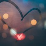 Coeur illuminé par Michael Fendon (unsplash.com)