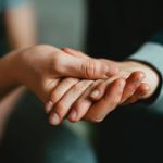 Mains qui prend soin par Markus Spiske (unsplash.com)