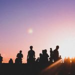 Personnes / Crépuscule par Rita Vicari (unsplash.com)