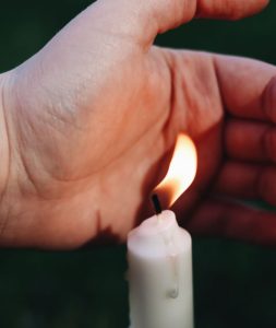 Main qui prend soin d'une flamme par Jessica Delp (unsplash.com)