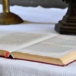 Bible, parole, table par Waldemar Brandt (unsplash.com)