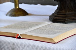 Bible, parole, table par Waldemar Brandt (unsplash.com)
