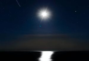 Étoile brille dans la nuit par Caled Stokes (unsplash.com)