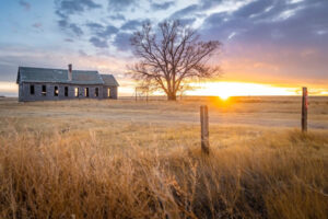 Maison abandonnée, soleil et horizon par Intricate Explorer (unsplash.com)