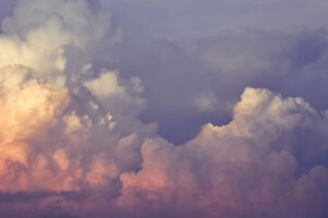 Ciel, nuages, lumière par Lukasz Lada (unsplash.com)
