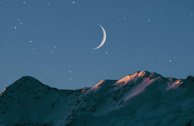 Montagne, horizon et lune par Benjamin Voros (unsplash.com)