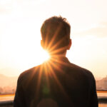 Homme et soleil de Nasim Dadfar (unsplash.com)