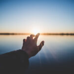 Main vers l'horizon ensoleillé par Marc Olivier (unsplash.com)