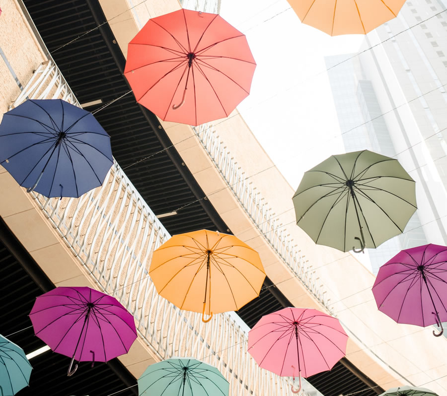 Parapluies de couleur de Daniel Mingook (unsplash.com)
