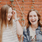 Deux jeunes filles en amitié par Kenny Eliaso (unsplash.com)