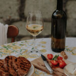 Table, vin et pain par Nati Melnychuk (unsplash.com)