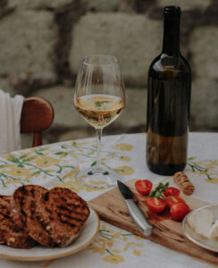 Table, vin et pain par Nati Melnychuk (unsplash.com)
