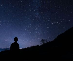 Homme qui contemple les étoiles par Klemen Vrankar (unsplash.com)